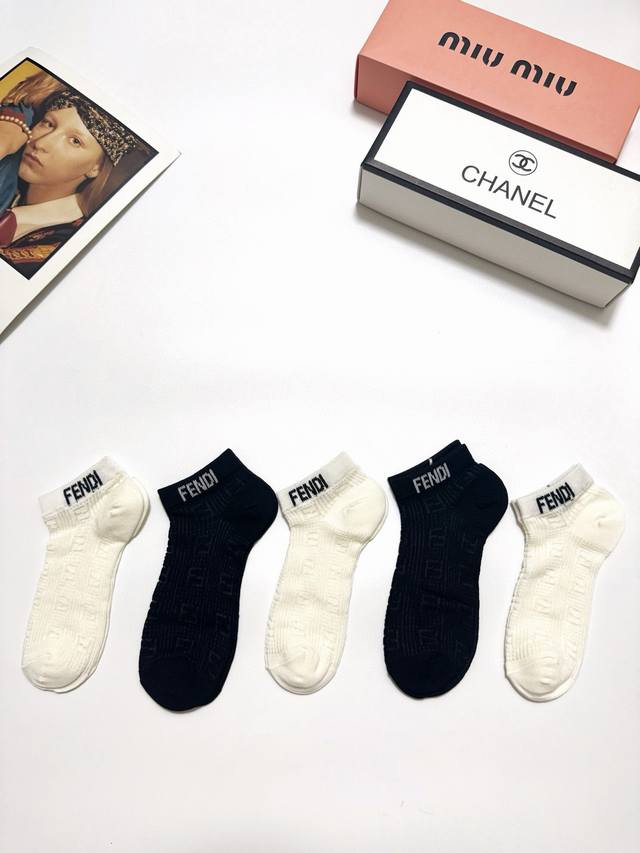 comes with packaging DDD. One box contains 5 pairs of Fendi's classic logo cott