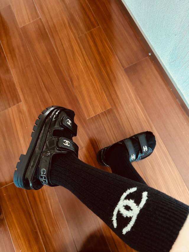 comes with packaging DDD. 2 pairs per box. Chanel is a super hit! Celebrity cal