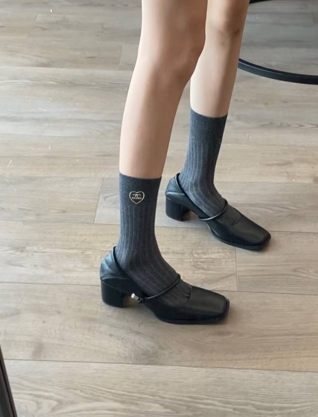 comes with packaging DDD. 3 pairs per box. Chanel classic logo cotton mid-calf
