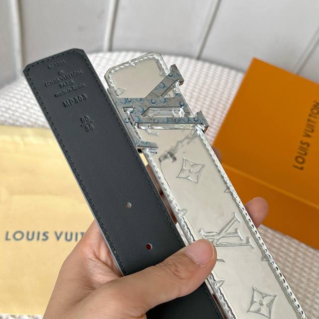 L0Uis Vuitt0N This season's new men's belt, 40mm wide, made from double-sided im