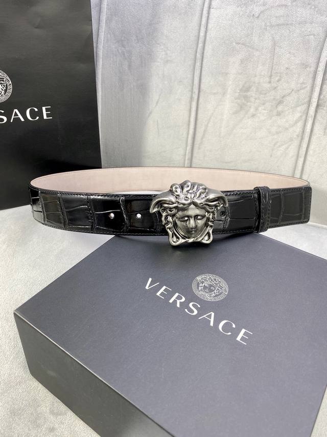 Width 4.0cm Versace logo: 3D Medusa on the belt buckle makes this Palazzo belt h