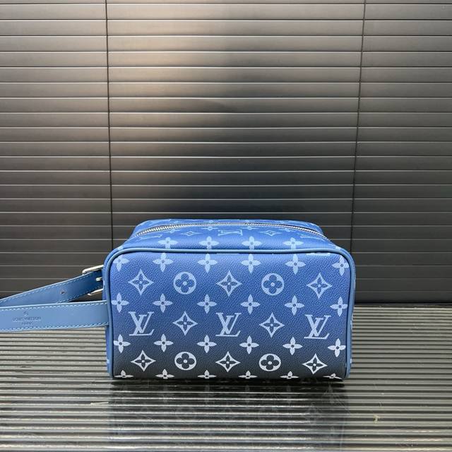 Louisvuitton LV printed toiletry bag, clutch, and cosmetic bag, classic and vers