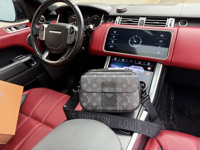 High-end new Louis Vuitton LV shoulder bag, messenger bag, messenger bag M45806