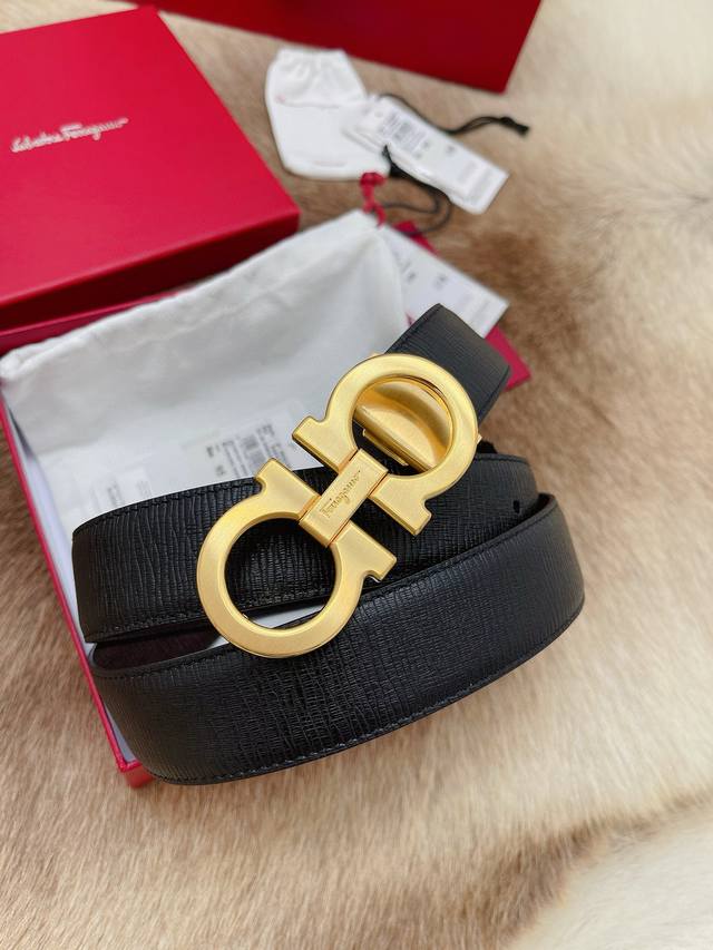 This Ferragamo belt features a modern take on the classic Gancini buckle. Doubl