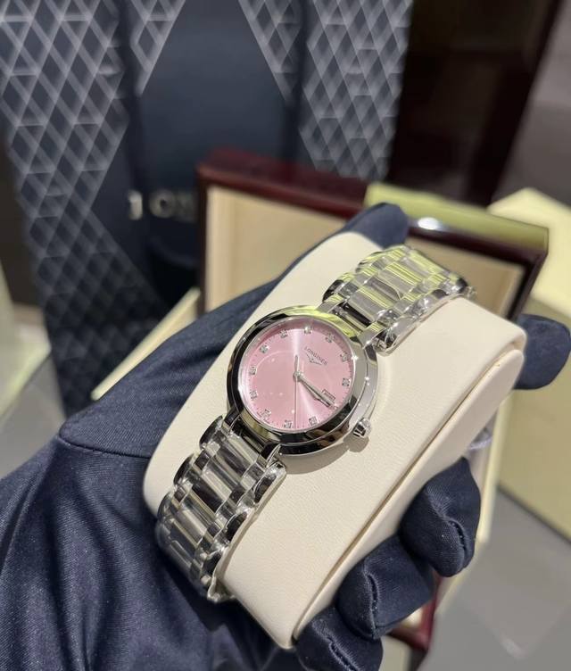 浪琴心月系列，灵感源自千年传颂的 一千零一夜 ，每一秒流转，都承载着心想事成的美好愿景。这款手表以优雅腕间时光印记，精致设计彰显非凡品味，让每一位女性都为之倾倒