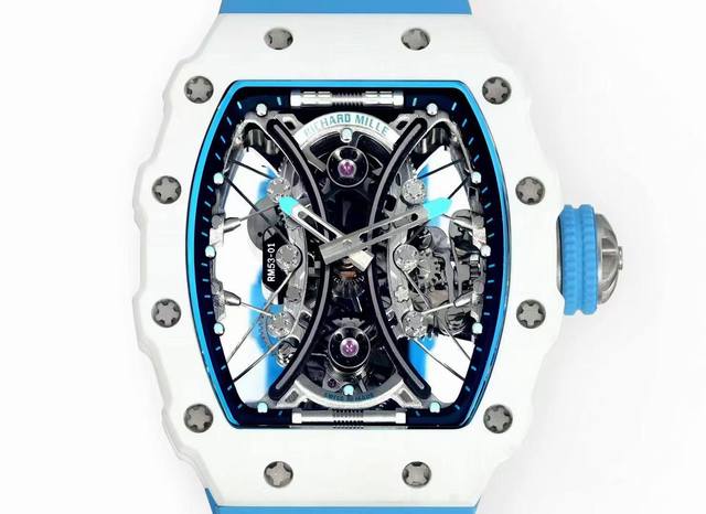 Richard Mille 里查德米尔Rm53-01 将腕表设计与运动赛事相互结合，完美诠释了赛场上的勇者坚定信念、顽强拼搏的精神。Rm53-01以马术运动为背