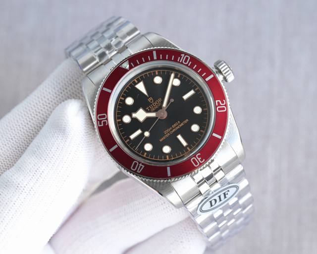 Dif Factory 最新推出新款 帝驼 Tudor D9 帝舵 碧湾三代小红盾，整体复古气息十分浓厚，腕表配备中间抛光五珠表带。表壳直径41Mm尺寸刚刚好。