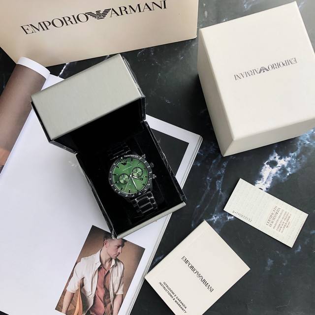 Emrio Armani 阿玛尼 新款商务休闲欧美简约大气石英钢带男士腕表 Ar11472 潜水运动风 三针日历框 日晷纹表圈 绿色表盘，彰显品质生活，精细抛光