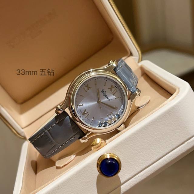 蓝钻 快乐钻Happy Diamonds 作为萧邦最门热最畅销的系列一以直细腻的手法诠释萧邦志标性灵动钻的石概念，此系列作柔品美而时尚，新款快乐钻的口圈弧形线条