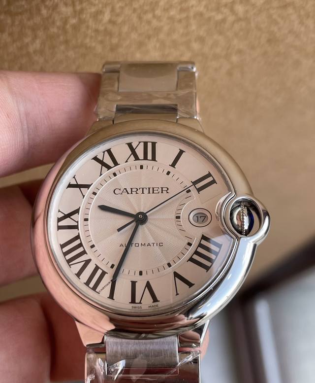 卡地亚蓝气球系列热门机械全自动男表 42.1毫米超大号表盘 白色太阳纹盘面 黑色经典古罗马刻度 淬火烤蓝剑型指针 带日历显示 尖晶石蓝宝石把头 鱼眼蓝宝石镜面