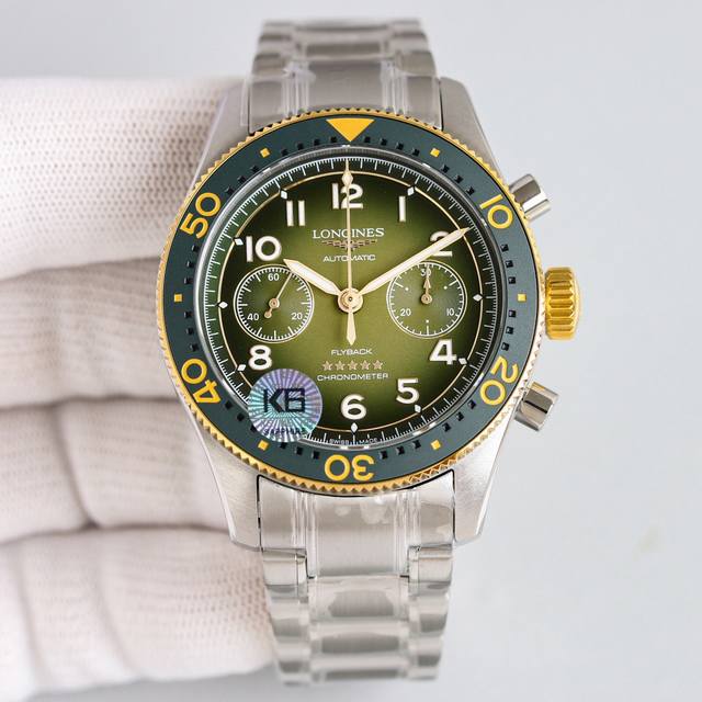 新款首发］：浪琴表先行者推出全“新字面”飞返计时腕表！ 1直径42毫米，双向旋转 搭配绿色、咖啡色，黑色和蓝色陶瓷哑光礳吵圈口，阿拉伯数字夜光隔着黑色小孔，同步