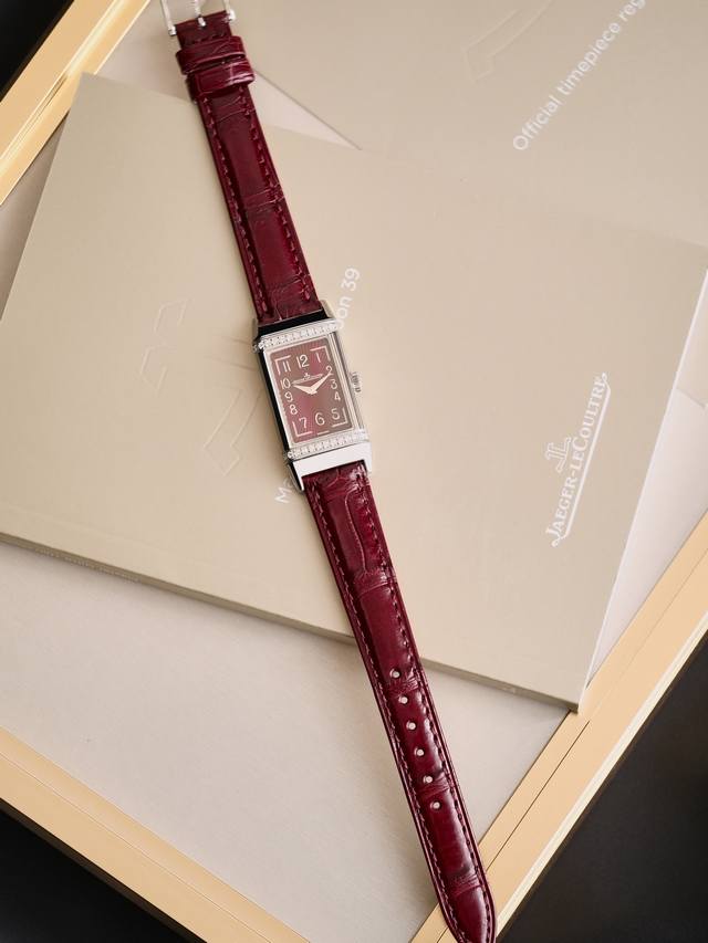 红盘 红表带 惊艳醒目的勃艮第红色外观，让人一见倾心。这一优雅而经典的配色，缔造出充满个性的时尚之作。以上是人们对新款女士 Reverso One 翻转腕表的第