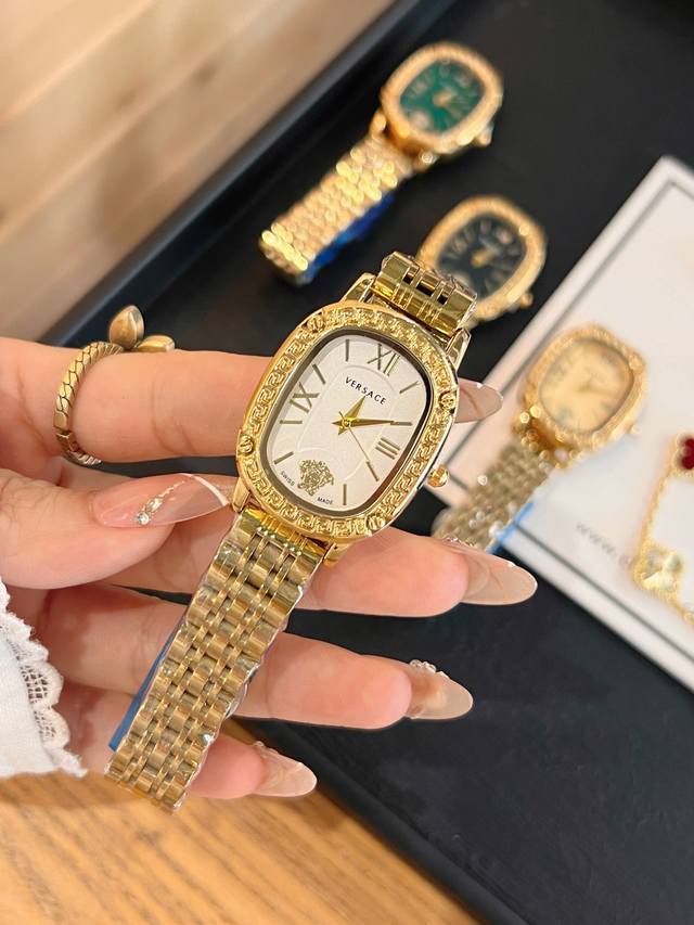 范思哲 搭配品牌标志性的美杜莎、图案作为的设计元素，原装石英机芯，矿物质玻璃，舒适简便。时尚年轻的色彩与标志性的完美结合，赋予日常休闲时尚风格。