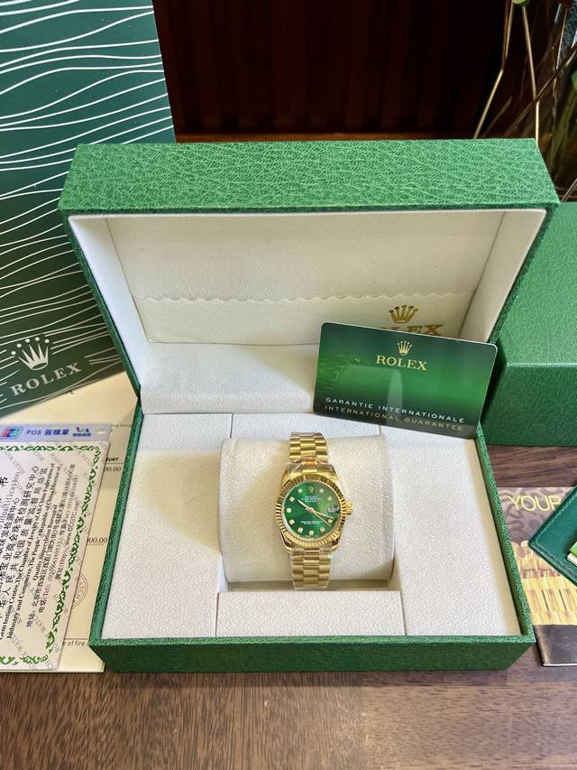 劳力士日志圈钻女款到货类型：三针日志系列陶瓷圈女表表带：顶级进口316精钢保险扣表带机芯：进口石英机芯镜面：顶级进口防伪标水晶镜面尺寸：直径 30Mm 店内现货