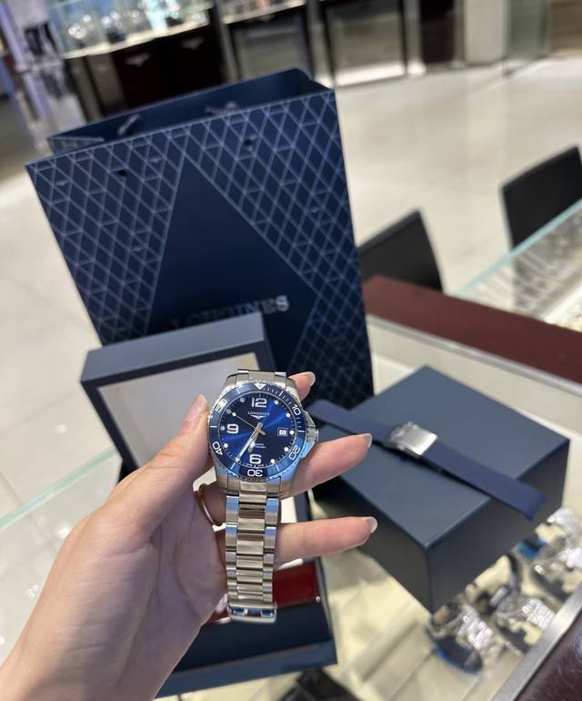 康卡斯的快乐男朋友最懂！ 挣钱的时候不矫情，花钱的时候不墨迹，自己心动的东西又怎么能不拥有呢！康卡斯带来的快乐男朋友最懂！ #浪琴Longines #成都银泰中