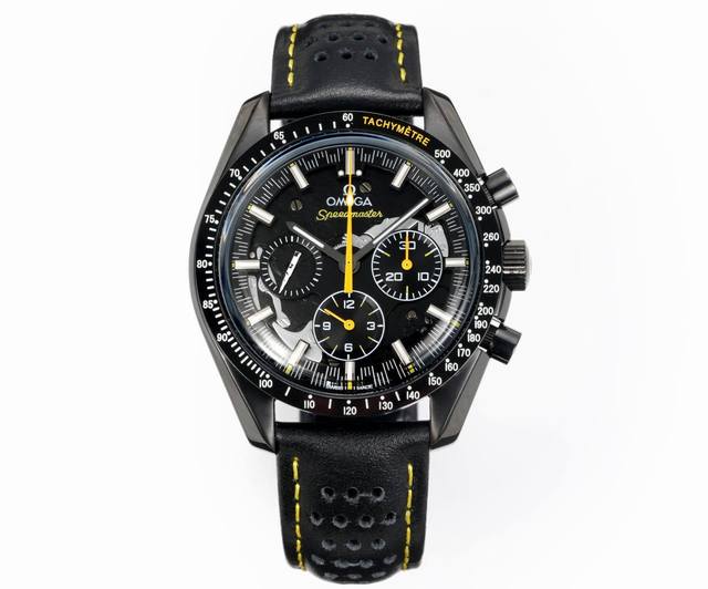 Tw欧米茄超霸月之暗面“阿波罗8号”的盘面、进行了模仿月球表面的雕刻，在装饰细节上，这次欧米茄在月之暗面使用了黄色点缀手表的计时指针，超强夜光，手动机械，直径4