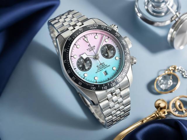 Tudor 帝舵 -碧湾计时型Mr2 Black Bay Chrono 精钢款腕表！ 细致刻画表盘完美对称，纹路清晰、提升质感与美感！采用磨砂及磨光316L精钢