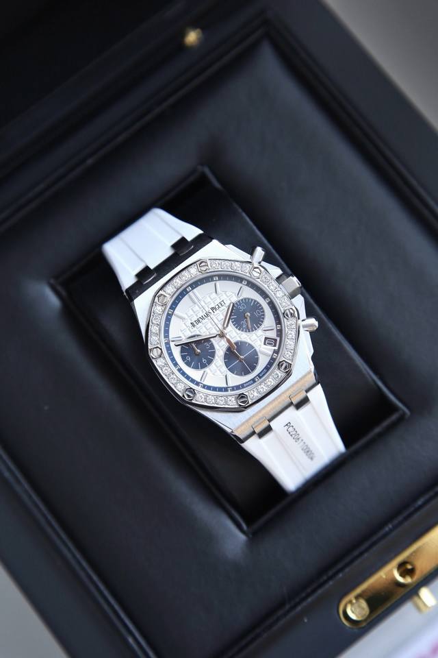 最新皇家橡树离岸系列计时石英腕表，当下最热门的爱彼女式腕表之一！A.P-爱彼皇家橡树离岸型系列，表盘饰以Lady Tapisserie格纹装饰，呈现出更强的视觉