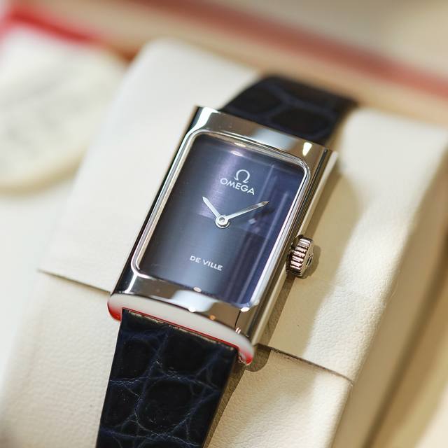 欧米茄 Omega 瑞士钟表制造商，英文名Omega，以希腊字母“Ω”命名。欧米茄由路易士 勃兰特 Louis Brandt 创始于1848 年，欧米茄的经典腕