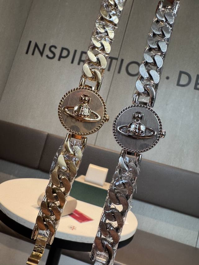 西太后标志性设计：表盘中央为品牌经典 土星Logo ，搭配皇冠与星球环绕，象征反叛与浪漫的品牌精神 金属链条表带：采用古巴链造型，银色金色双色可选，粗链条设计彰