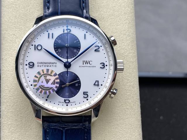 Az Iwc万国表葡计葡萄牙系列计时腕表 精彩细节]1.精致背透，机芯可一览无余2.新版表扣设计更加舒适精妙3.定制版 Cal.69355机芯，无理由实现原装所