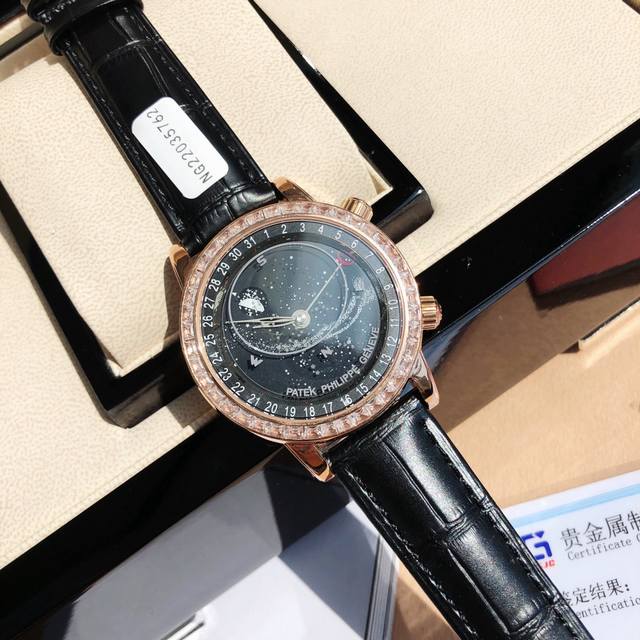 支持香港、美国直邮 最新款星空日内瓦苍穹系列6104G 你可想象把星空佩戴在腕上吗？这款星空腕表独具特别星象功能，蓝色圆表盘上就能欣赏日内瓦苍穹图，还有金色月球