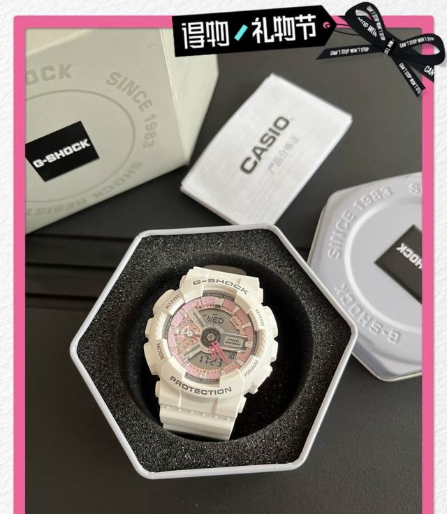拿得出手的礼物 卡西欧G-Shoc 中性款 樱花粉 颜色超级绝粉色很少女 价格P也很白菜 非常好搭衣服 夏天到了上学戴这款回头率也很高 戴上手也很衬肤色 感觉这
