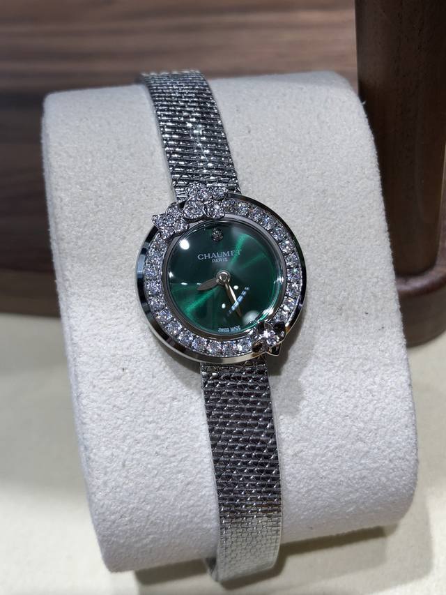 新品Bba尚美绣球花系列 约瑟芬皇后是Chaumet的第一位尊贵顾客，两百多年以来不断为 Chaumet世家提供源源灵感，见证彰显风雅与自在风范的时计创作。Ho