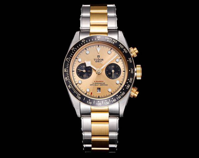 Tudor帝舵碧湾计时型 Black Bay Chrono 精钢款腕表！细致刻画表盘完美对称，纹路清晰、提升质感与美感！采用磨砂及磨光316L精钢打造！表径41