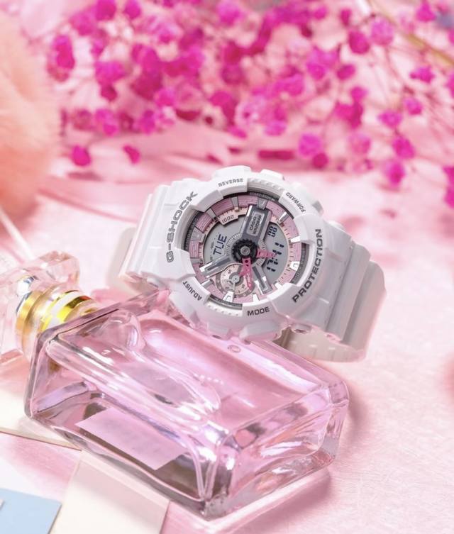 这款表继承于Ga-110系列的表盘设计，机械感与指针液晶双显；表盘尺寸较Ga-110系列要小上一些，更适合女生佩戴，再加上粉白的配色，可盐可甜的美少女就诞生了！