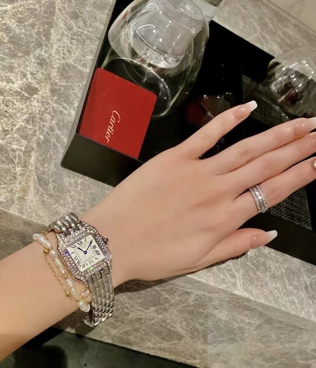 卡地亚坦克和猎豹，很多人选择的时候都会纠结！ 坦克不愧是经典中的经典，太百搭啦！基本不出错！特别是上班族，非常合适！手肉一点的选择中号！ 猎豹风格更飒一点，钢带