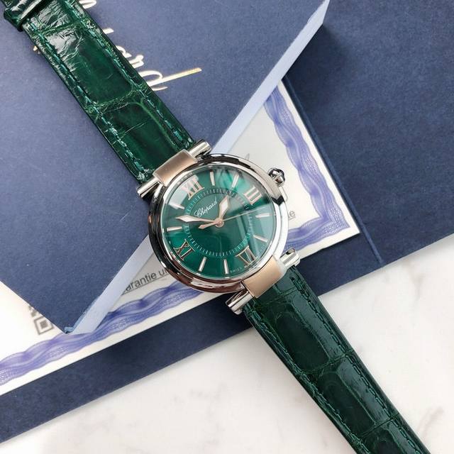 萧邦 Imperiale系列一个不朽的传说，尤其是女士腕表、萧邦这个熟悉的名字，给我们的第一印象是那位才气横溢誉满天下的钢琴名匠，带给人们以艺术的打动和喜悦，而