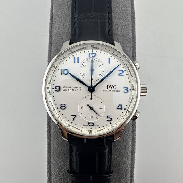 新款作品一Iwc万国表葡萄牙系列Iw371615腕表 年大改款葡计 精彩细节 1.精致背透，机芯可一览无余。 2.新版表扣设计更加舒适精妙。 3.定制版Cal.