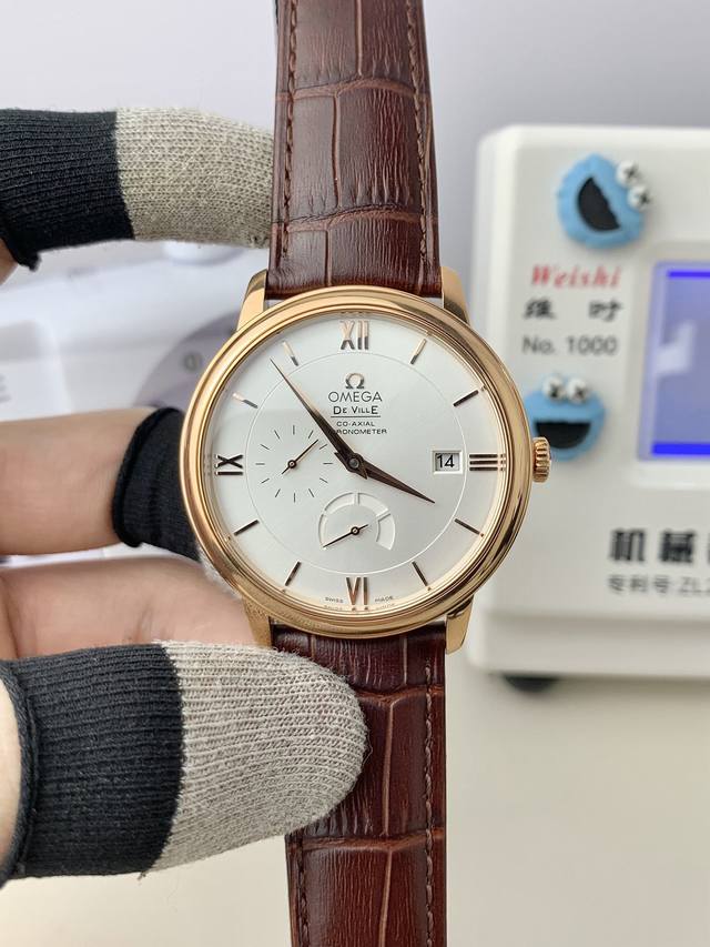 Zf震撼出品欧米茄蝶飞系列多功能腕表，带来重大技术突破 不仅完美实现所有功能，就连大小厚度也与原装无异 市场独家厚度与一致 。 表壳 腕表尺寸39.5X12.5