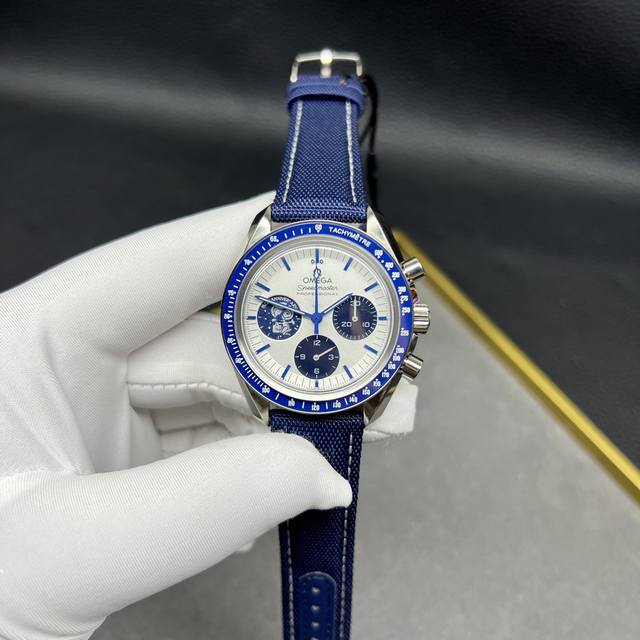 N1Factory 超霸系列310.32.42.50.02 1 “满配版”史努比50周年纪念腕表 本次V4版本具体升级如下： 1：表壳两侧的倒角以及拉丝打磨均做