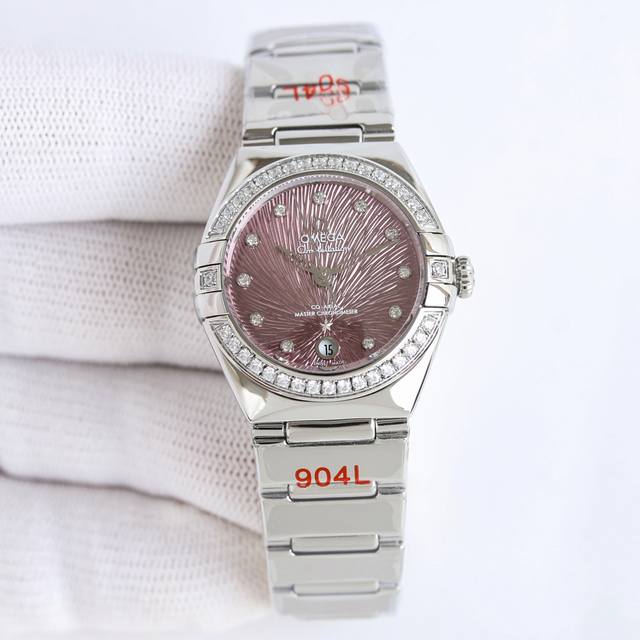 白钻 金钻 第五代 欧米茄 Omega ★★★★★星座29Mm 女款 Factory同步官方升级 Lm3 星座系列已诞生超过半个世纪，如今已更迭到第五代， 1.