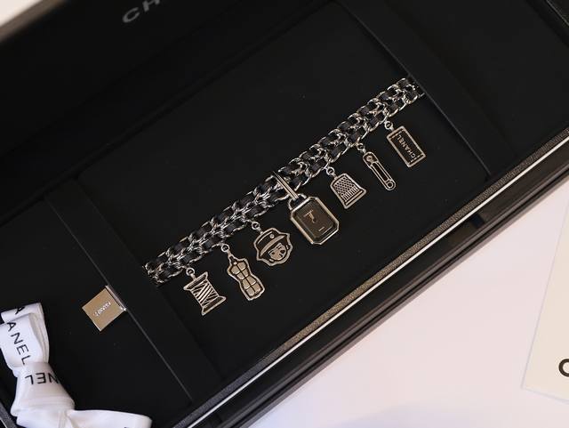 Chanel高级定制服系列Charm腕表 香奶家这次全新推出的Couture O‘Clock系列真的好绝啊，每一只都可谓匠心独具，Chanel的魅力就在于在时尚