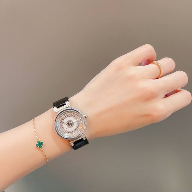 牛货 Lv路易威登尺寸：33Mm，厚度：9Mm顶级钻壳每一颗都是手工镶的，精选皮带，让手表看起来更加有档次，给你一个满意的手表