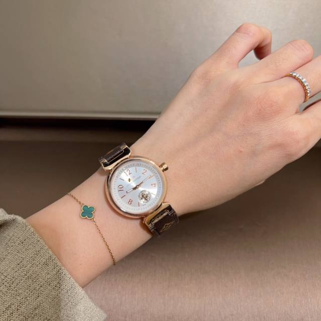 Lv 路易威登 2针半女款超火款 蓝宝镜面，不锈钢316精工外壳。简约时尚百搭休闲融为一体，显得格外优雅，以精致之态缱绻腕间，带来舒适的佩戴体验。