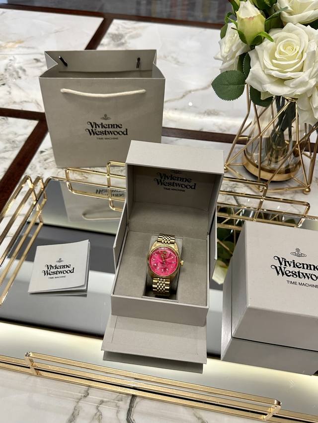 图片同款包装25 Viviennewestwood西太后手表，被两万人围观的西太后玫红手表又来了！ 这个配色有点复古的感觉，超级亮眼[脸红] 40Mm的大表盘会