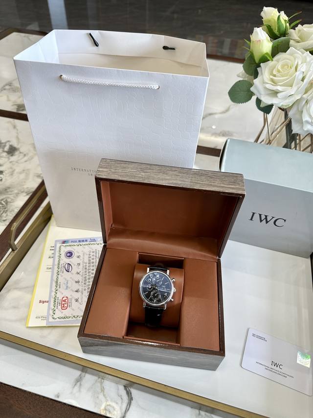 Iwc旗下最耀眼的明星，万国长动能月相专家。 全新飞行员系列Iw51584透底腕表。表盘尺寸42Mm 表壳 316L精钢表壳，打磨抛光非常圆润。小秒针盘位于6点