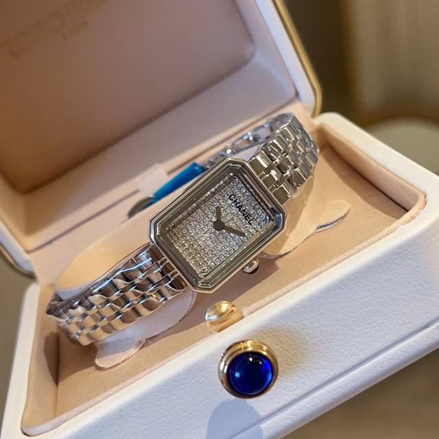 钻 香奈儿Chanel Premiere系列腕表！1987年灵感源自巴黎芳登广场的轮廓 中古方糖！表径26.1X20毫米，表壳材质精钢，漆面表盘、矿物质水晶玻璃