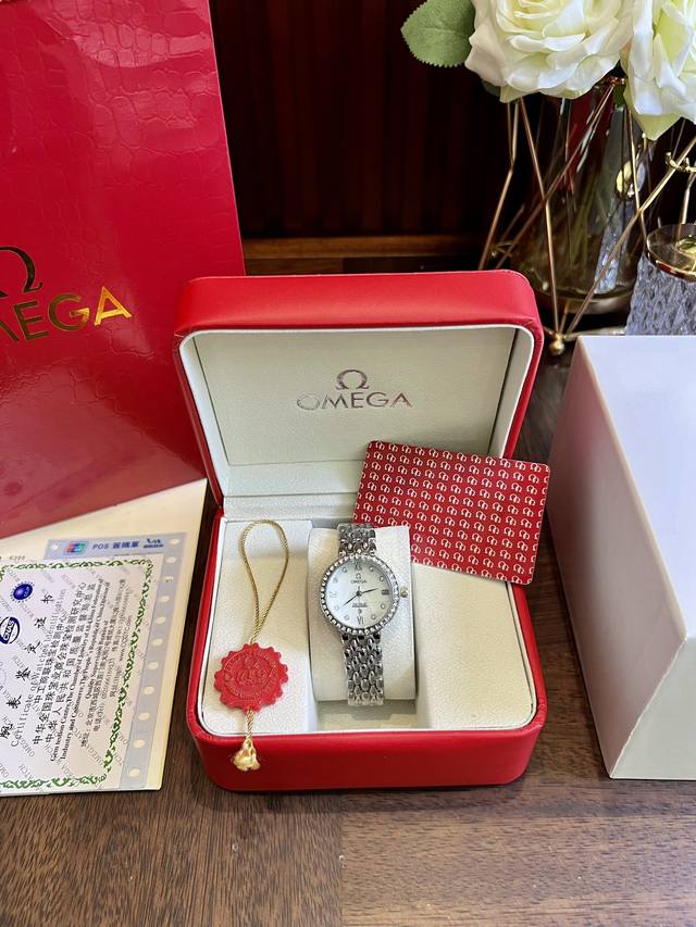 B H 配图片同款35 欧米茄Omega水滴女表首次使用“TréSor” 法语意思是珍宝 为一个腕表系列命名，成为超霸。今年欧米茄推出全新的超霸系列，传承了优雅