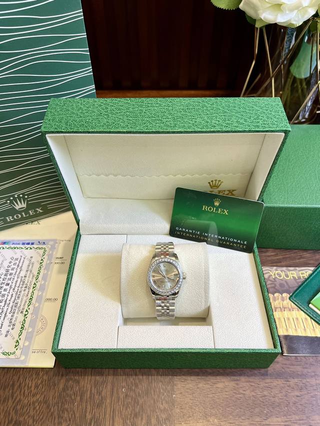 B H 配图片同款全套包装35 劳力士日志外钻女表类型：三针日志系列陶瓷圈表表带：顶级进口316精钢保险扣表带机芯：进口石英机芯镜面：顶级进口防伪标水晶镜面尺寸