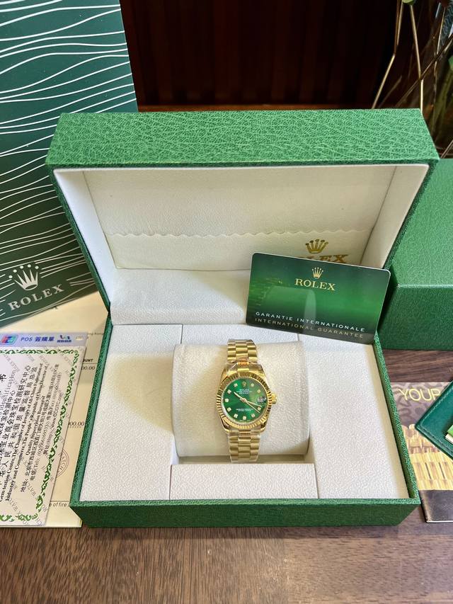 B H 配图片包装35 劳力士日志圈钻女款到货类型：三针日志系列陶瓷圈女表表带：顶级进口316精钢保险扣表带机芯：进口石英机芯镜面：顶级进口防伪标水晶镜面尺寸：