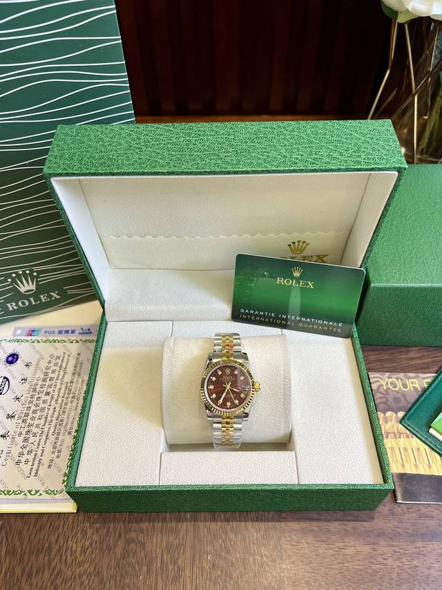 B H 配图片同款全套包装35 劳力士Rolex日志边钻腕表类型：三针日志系列女表表带：顶级进口316精钢保险扣表带机芯：进口石英机芯镜面：顶级进口防伪标水晶镜