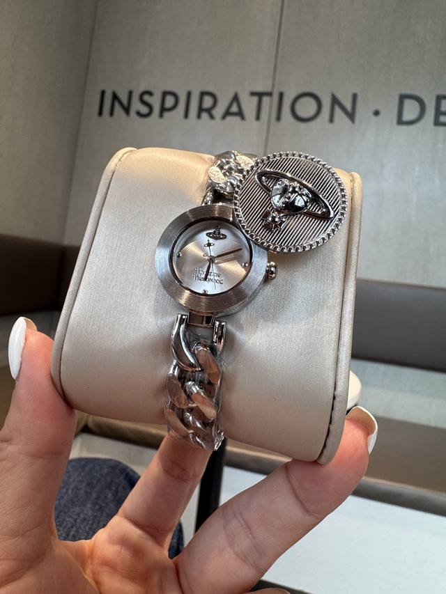 西太后标志性设计：表盘中央为品牌经典 土星Logo ，搭配皇冠与星球环绕元素，象征反叛与浪漫的品牌精神 金属链条表带：采用古巴链造型，银色 金色双色可选，粗链条