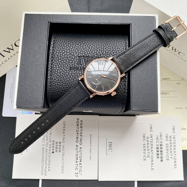 白壳 玫瑰金 Iwc万国首推柏涛菲诺系列 Iw359201 指针式日历功能，最受欢迎的简洁，优雅，大气的正装风范手表！6字位表盘为最新日历盘！ 表壳 39毫米的
