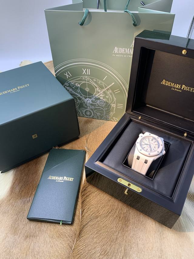 爱彼皇家橡树15707陶瓷款，全自动机械表、搭载陶瓷表壳，夏天佩戴针对夏天过敏人群定制的陶瓷表壳、搭载了蓝宝石玻璃，进口硅胶表带、42大表盘，男士轻松驾驭、白表