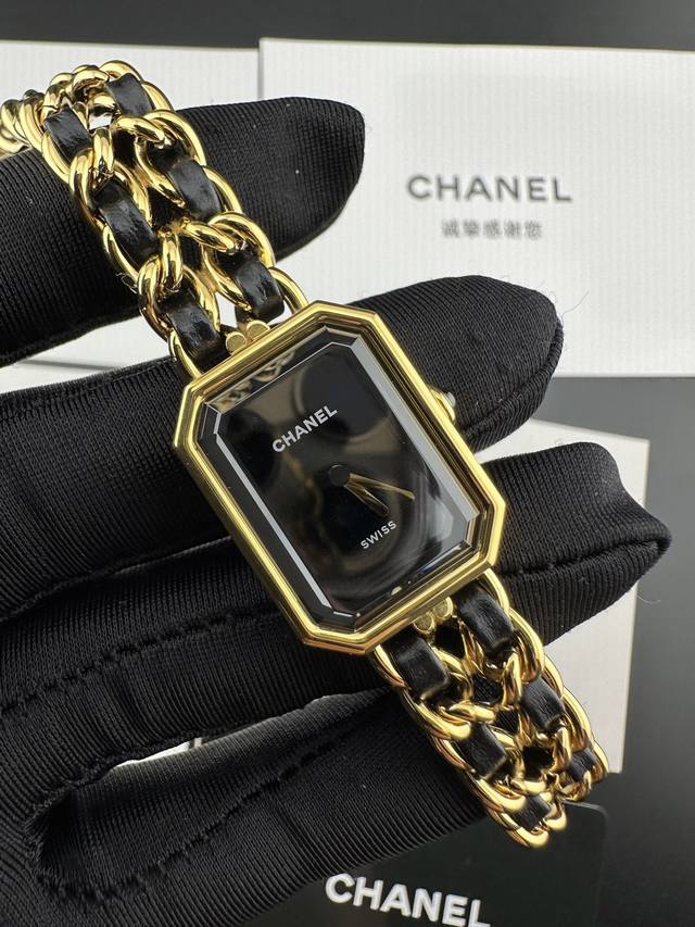 香奈儿Premiere系列 中古方糖腕表 1987年，灵感自巴黎芳登广场的经典轮廓而来，成就这款复古方糖的隽永传奇。 表径26.1×20毫米，精钢表壳勾勒利落方